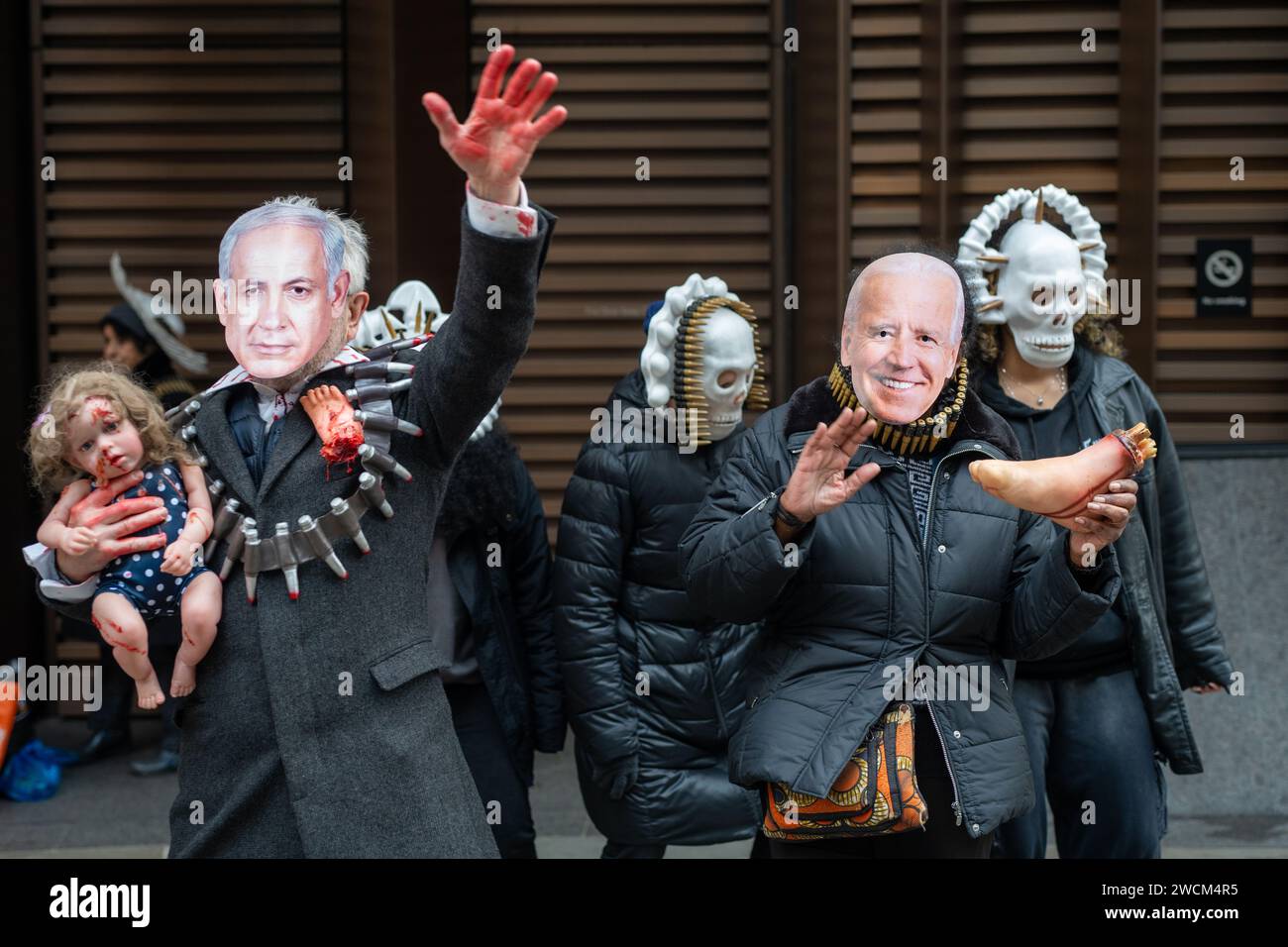 Manifestants portant des masques politiques lors d'une manifestation de soutien à la Palestine à Londres. Date de la photo : Samedi 13 janvier 2024. Photo : Richard Banque D'Images