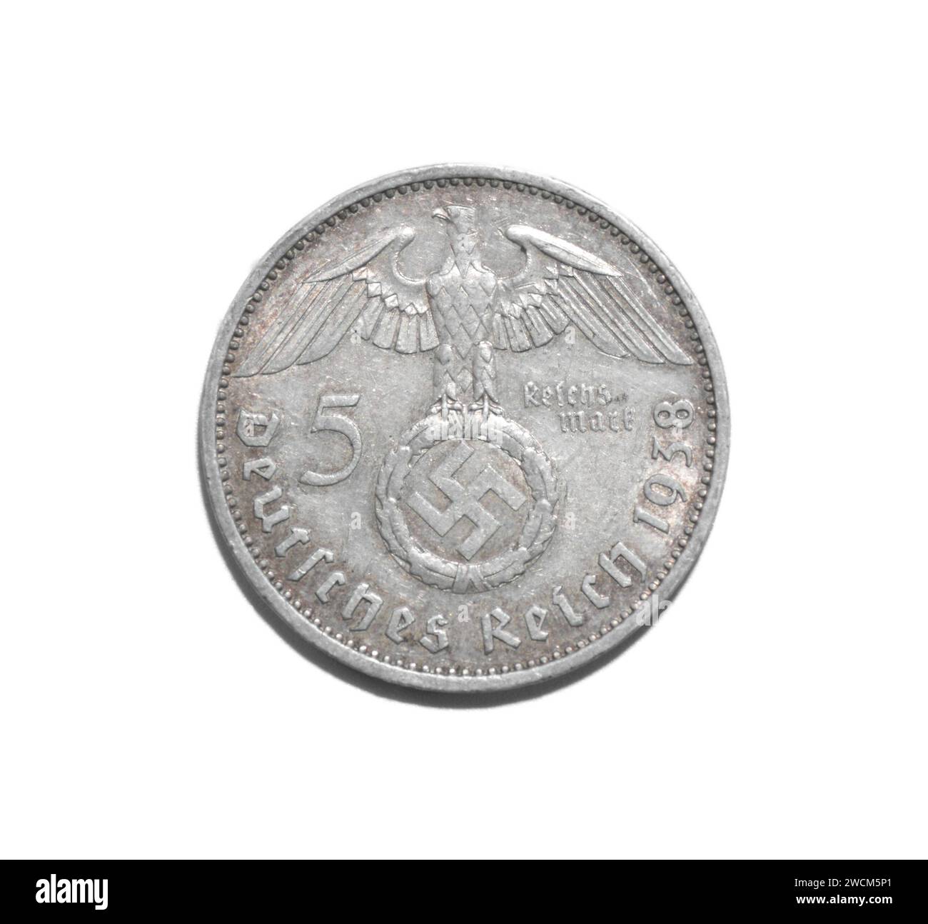 5 Reichsmark 1938 A - Paul von Hindenburg 1847 - 1934 pièce allemande Aigle avec svastika à l'intérieur de la couronne. Deutsches Reich dos side isolé sur WHI Banque D'Images