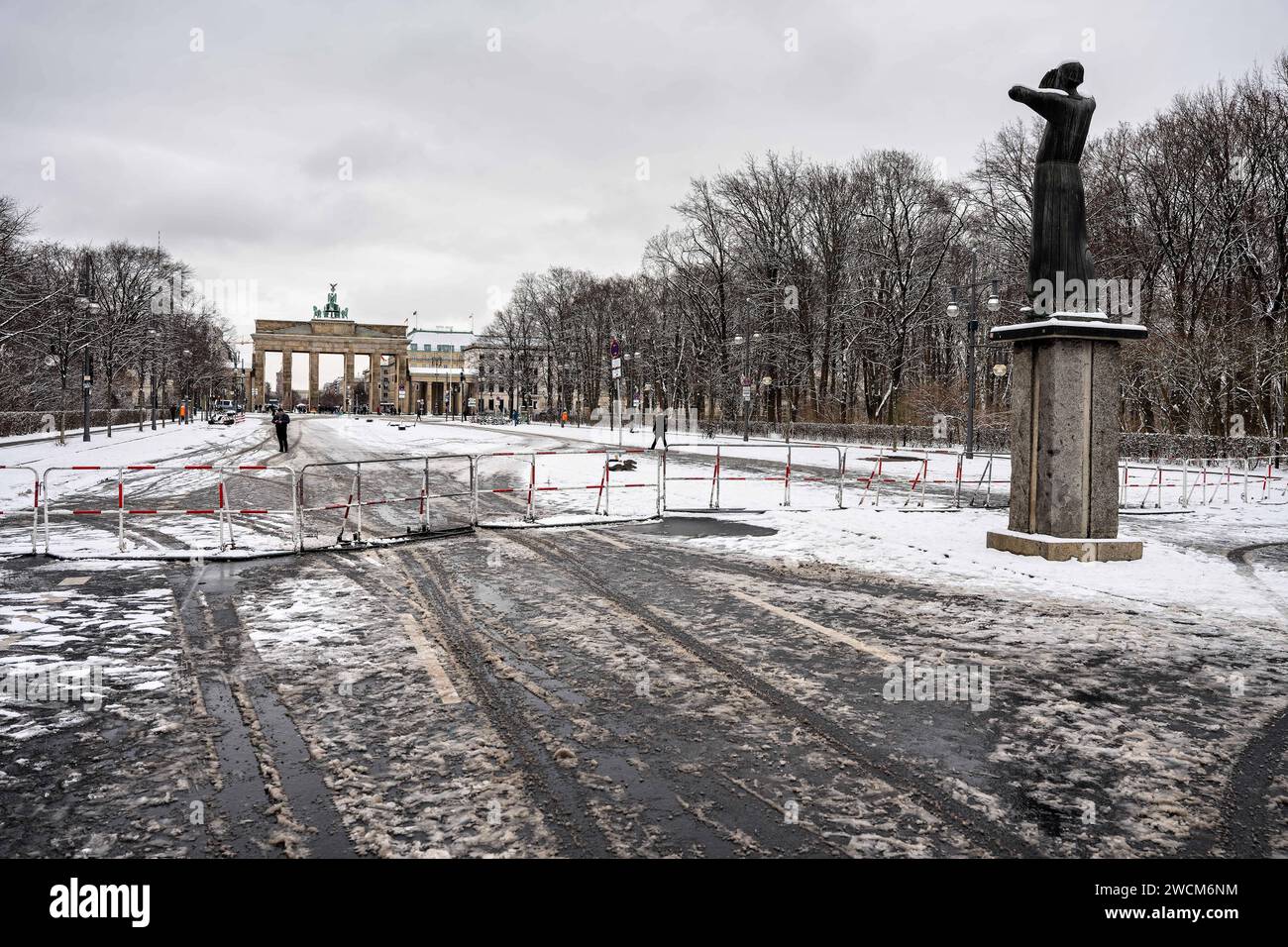 16.01.2024,Berlin,Straße des 17.Juni in einer Winterlandschaft.zu sehen ist das Brandenburger Tor *** 16 01 2024,Berlin,Straße des 17 Juni dans un paysage hivernal, la porte de Brandebourg est visible Banque D'Images