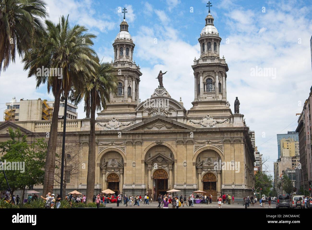 Santiago, Chili. 21 novembre 2023. La Cathédrale Métropolitaine sur la Plaza de Armas, c'est le siège permanent de l'archevêque de Santiago. Banque D'Images