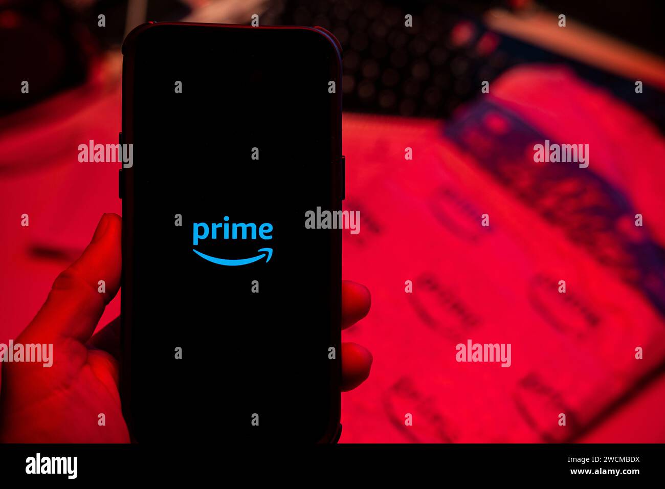 Homme tenant un smartphone Apple iPhone 14 Pro Max avec l'application Amazon Prime Video sur l'écran de l'environnement Office. Budapest, Hongrie. Novembre 2023. Banque D'Images