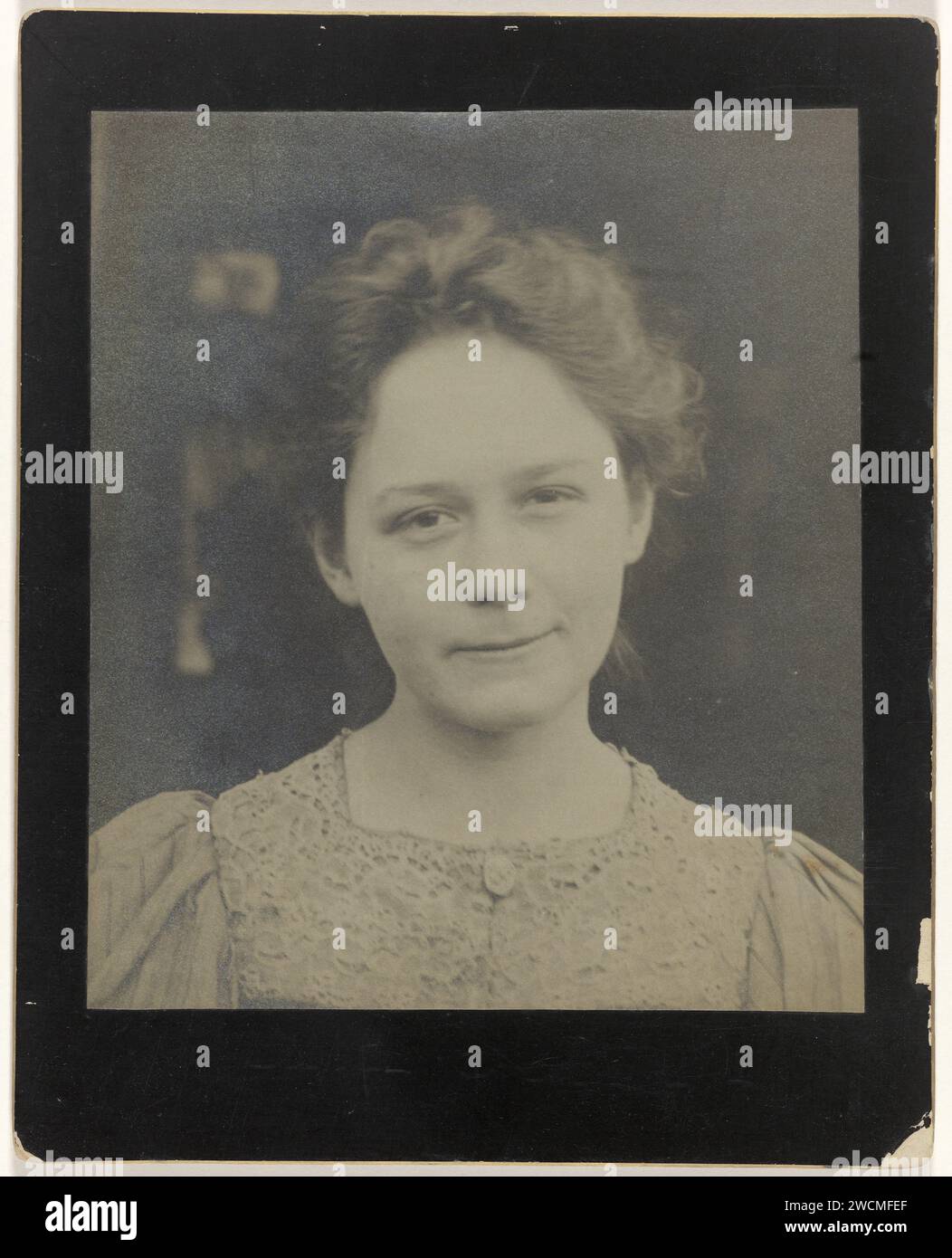 Portrait de Lucie Broedelet, Willem Witsen (attribué à), 1897 photographie papier Amsterdam. support photographique. assiettes mode en carton à imprimé argentique Banque D'Images Portrait de Lucie Broedelet, Willem Witsen (attribué à), 1897 photographie papier Amsterdam. support photographique. assiettes mode en carton à imprimé argentique Banque D'Images