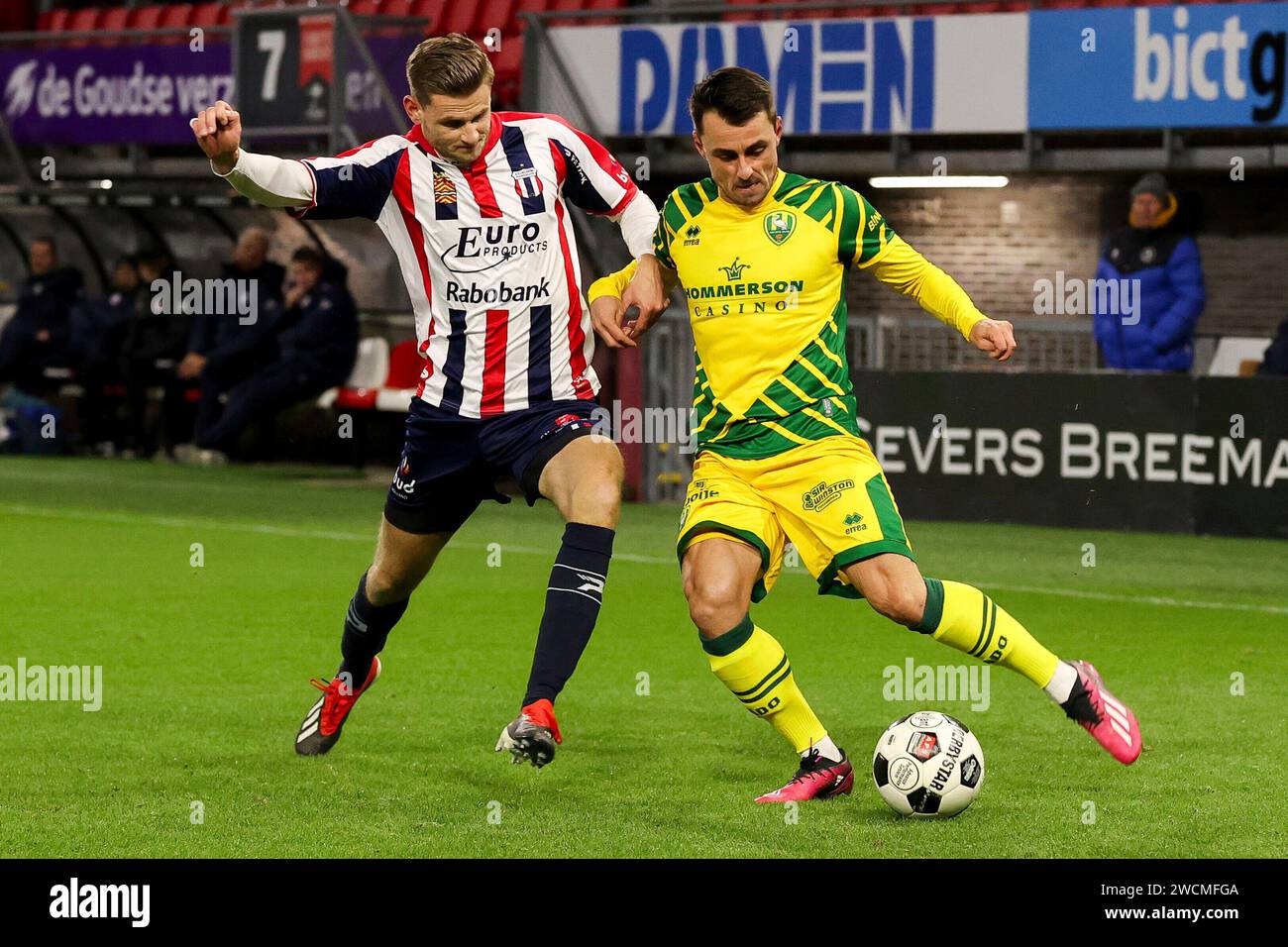 Rotterdam, Nederland. 16 janvier 2024. ROTTERDAM, NEDERLAND - 16 JANVIER : Daryl van MIEGHEM d'ado Den Haag se bat pour le ballon avec Darwin Heuvelman d'Excelsior Maassluis lors du match de 3e tour de la Toto KNVB Cup entre Excelsior Maassluis et ado Den Haag au Sparta-Stadion Het Kasteel le 16 janvier 2024 à Rotterdam, Nederland. (Photo Hans van der Valk/Orange Pictures) crédit : dpa/Alamy Live News Banque D'Images