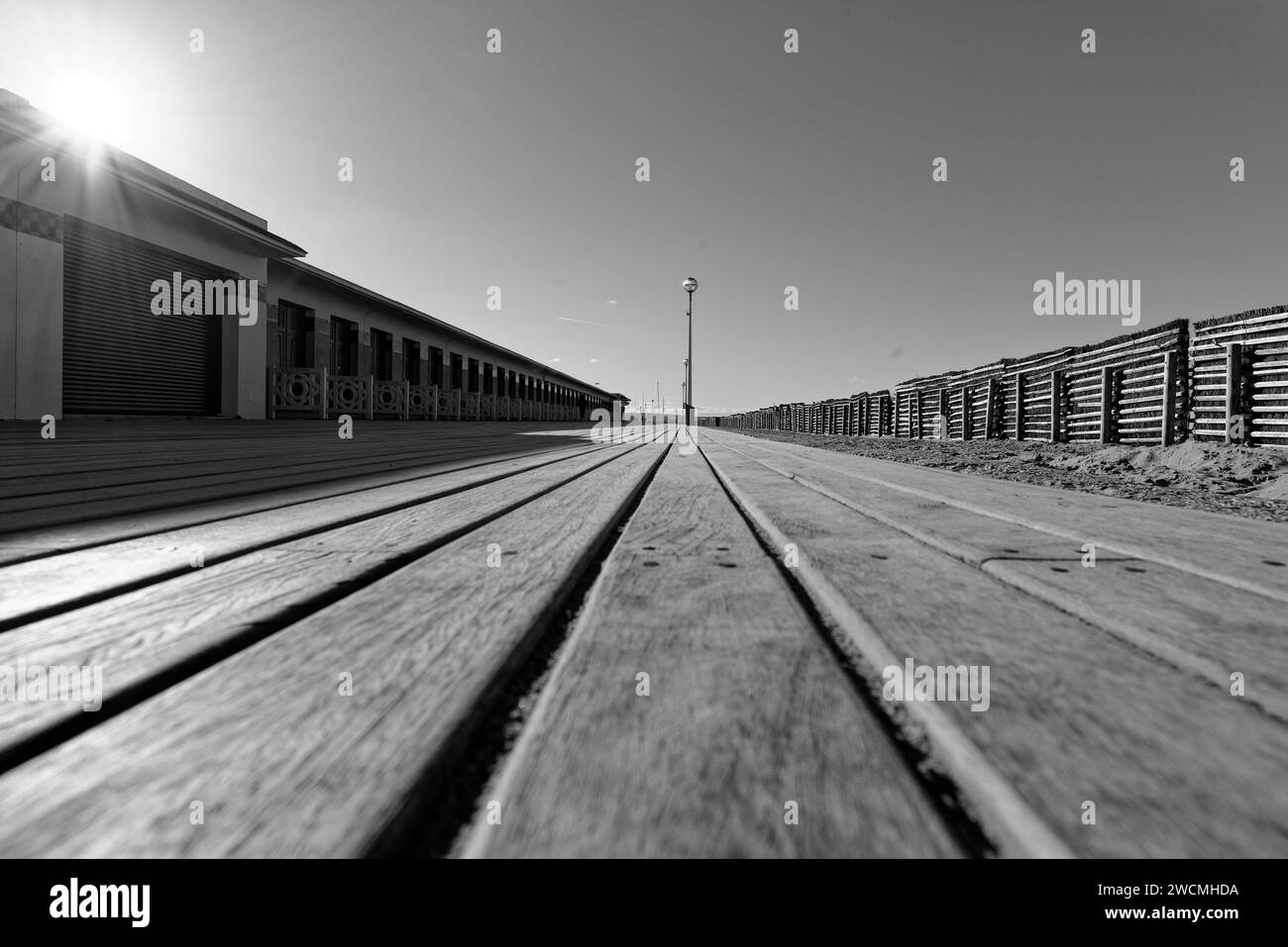 Deauville la station balnéaire française de luxe est située en Normandie dans le département du calvados. En hiver son port et sa plage sont paisibles Banque D'Images