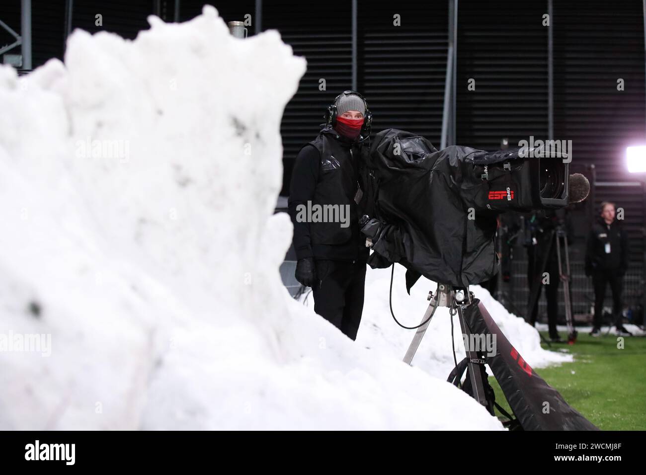 Rotterdam, pays-Bas. 16 janvier 2024. ROTTERDAM, PAYS-BAS - 16 JANVIER : un caméraman est vu entre la neige lors du match de la Toto KNVB Cup entre l'Excelsior Rotterdam et le FC Groningen au Van Donge & de Roo Stadion le 16 janvier 2024 à Rotterdam, pays-Bas. (Photo Broer van den Boom/Orange Pictures) crédit : Orange pics BV/Alamy Live News Banque D'Images
