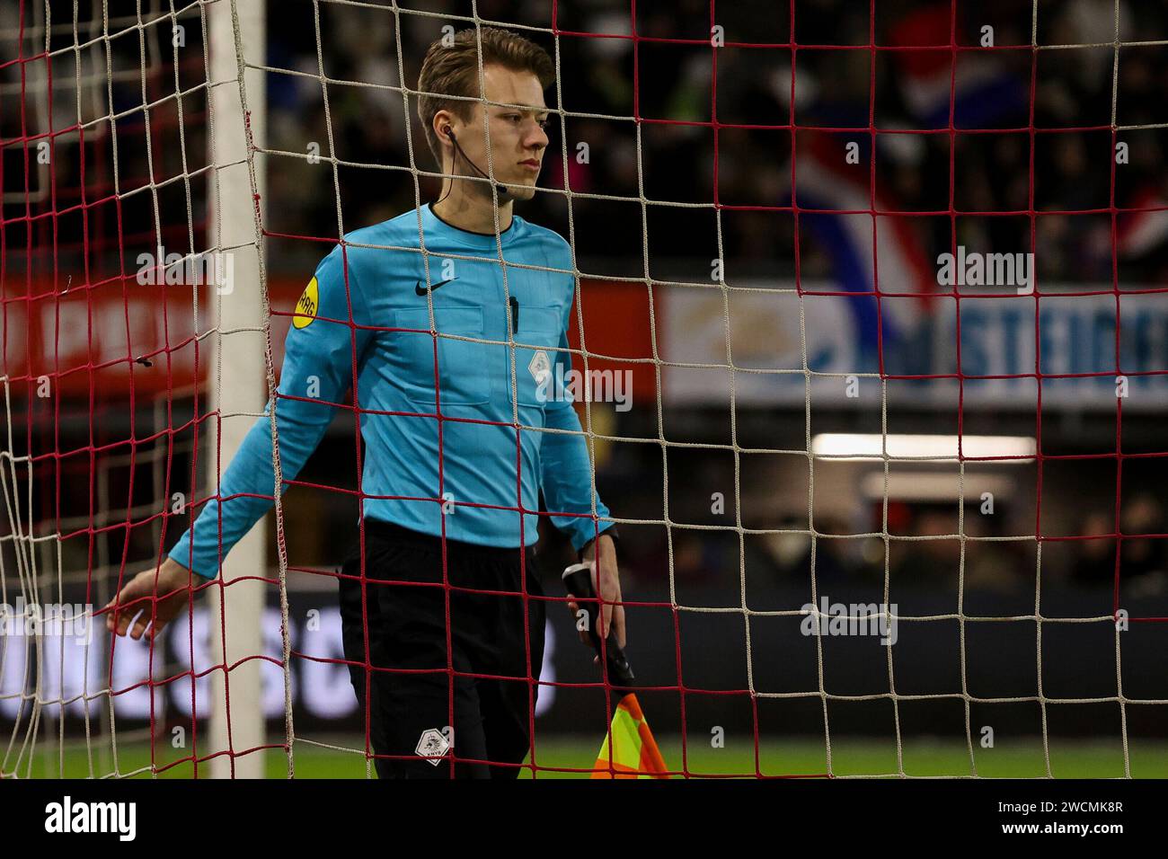 Rotterdam, Nederland. 16 janvier 2024. ROTTERDAM, NEDERLAND - JANVIER 16 : l'arbitre assistant Robert Kunst vérifie le filet du but lors du match du 3e tour de la Toto KNVB Cup entre l'Excelsior Maassluis et ado Den Haag au Sparta-Stadion Het Kasteel le 16 janvier 2024 à Rotterdam, Nederland. (Photo Hans van der Valk/Orange Pictures) crédit : dpa/Alamy Live News Banque D'Images