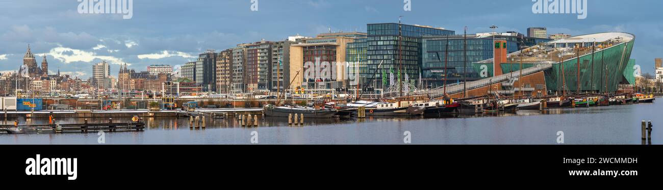 Amsterdam, pays-Bas, 16.01.2024, Panorama d'Amsterdam, vue sur la basilique Saint-Nicolas, la gare centrale et le musée des sciences NEMO Banque D'Images