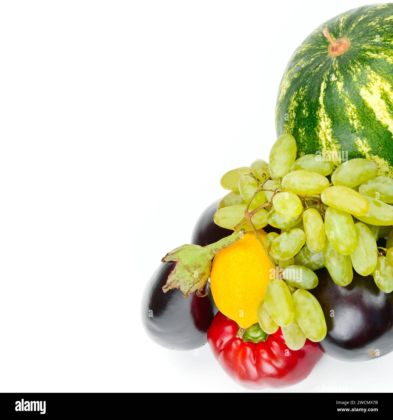 Ensemble de fruits et légumes isolé sur fond blanc. Aliments biologiques. Espace libre pour le texte. Banque D'Images