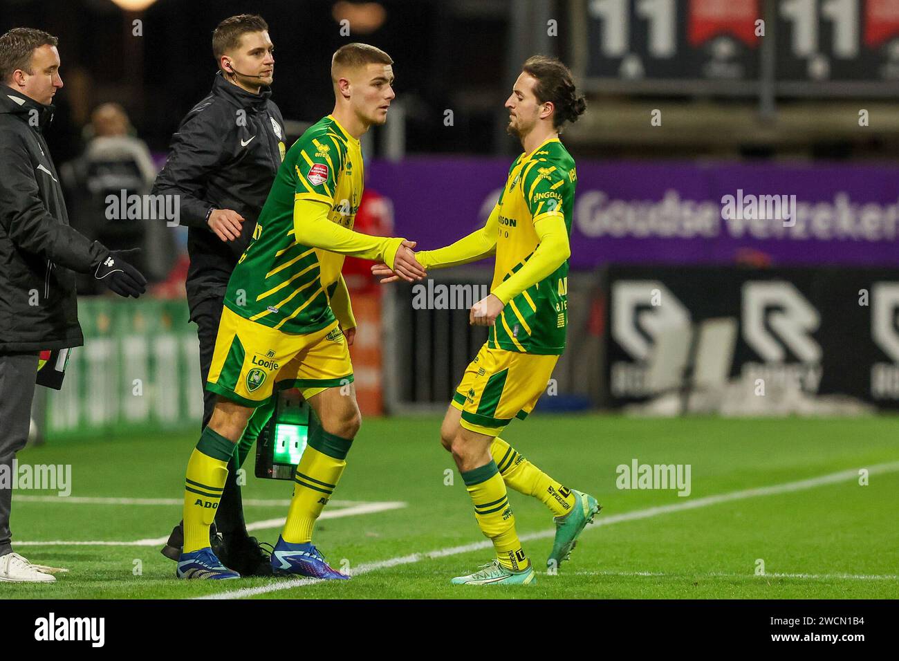 Rotterdam, Nederland. 16 janvier 2024. ROTTERDAM, NEDERLAND - JANVIER 16 : Amir Absalem d'ado Den Haag remplace Maikey Houwaart d'ado Den Haag lors du match de 3e tour de la Toto KNVB Cup entre l'Excelsior Maassluis et ado Den Haag au Sparta-Stadion Het Kasteel le 16 janvier 2024 à Rotterdam, Nederland. (Photo Hans van der Valk/Orange Pictures) crédit : dpa/Alamy Live News Banque D'Images