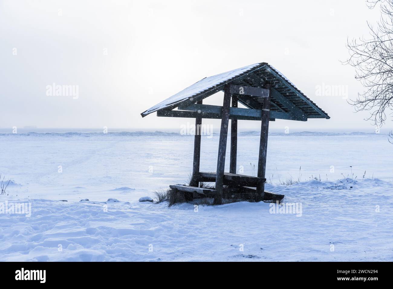 Paysage d'hiver avec neige et petit belvédère en bois sur la plage, photo de fond naturelle prise sur la côte du golfe de Finlande Banque D'Images