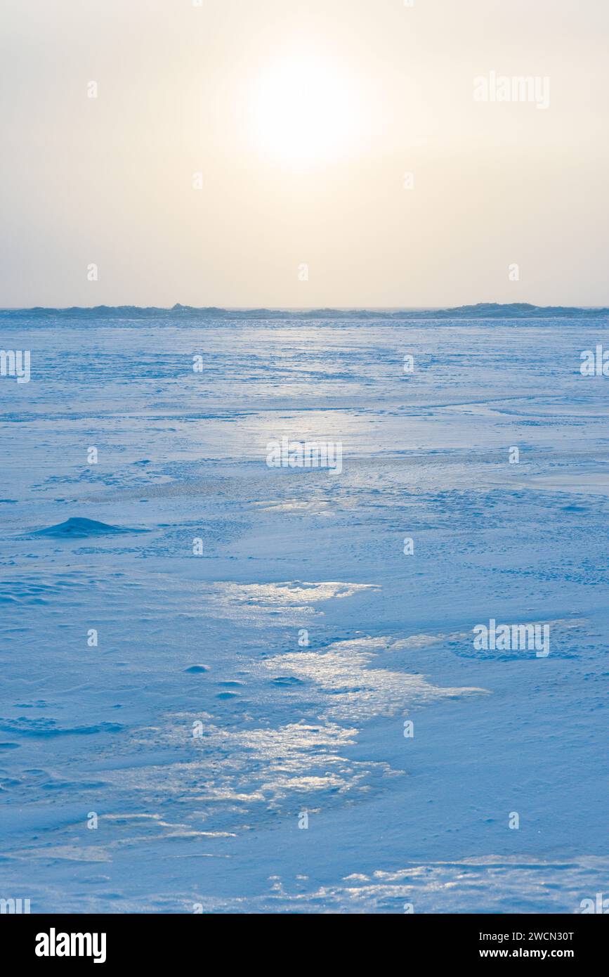 Paysage d'hiver avec mer Baltique gelée. Photo verticale naturelle prise par une journée ensoleillée en janvier Banque D'Images