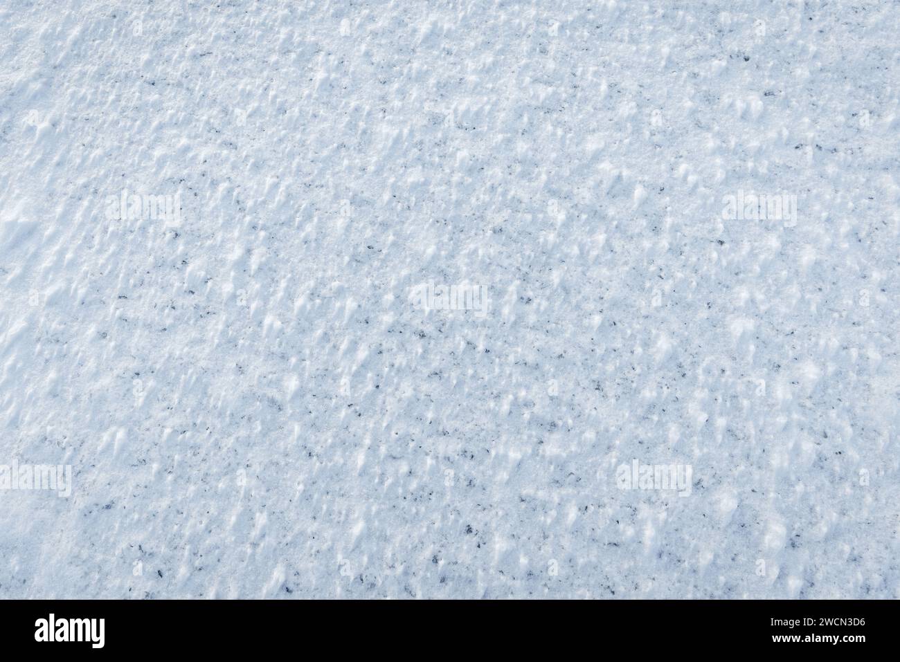 Surface gelée de la mer en saison d'hiver, texture de photo de fond naturel avec la neige reposant sur la glace, vue de dessus Banque D'Images
