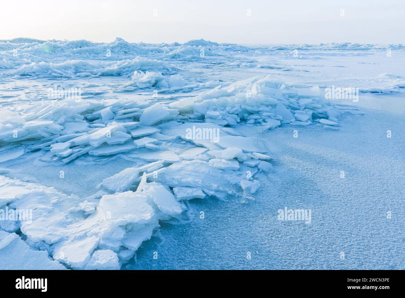 Paysage d'hiver avec mer Baltique gelée sur une journée d'hiver ensoleillée, bourdonnements de glace couverts de neige Banque D'Images