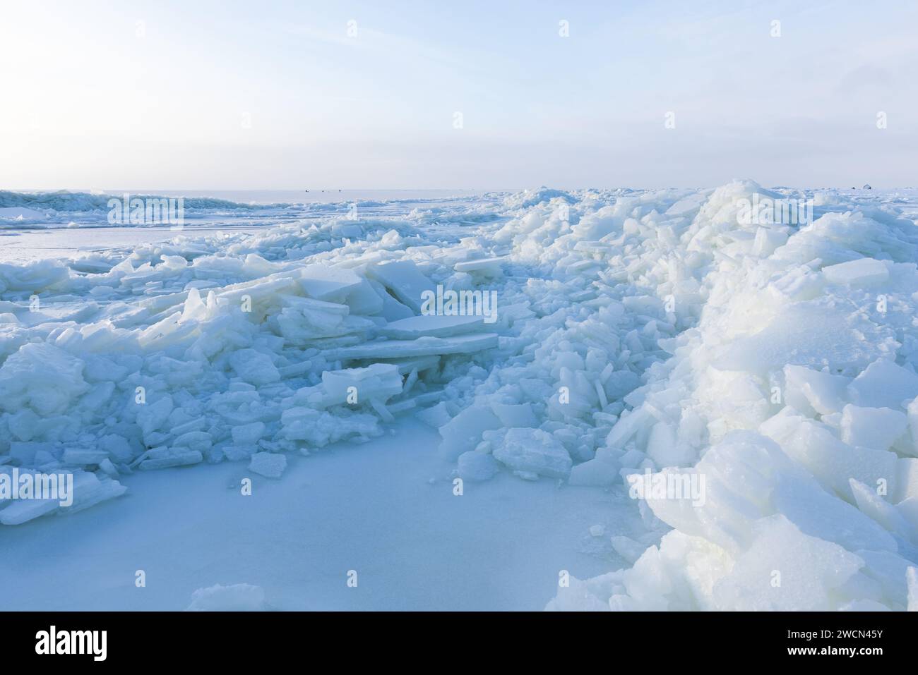 Photo de paysage d'hiver. Bosses de glace couvertes de neige et de glace de la mer Baltique par une journée ensoleillée Banque D'Images