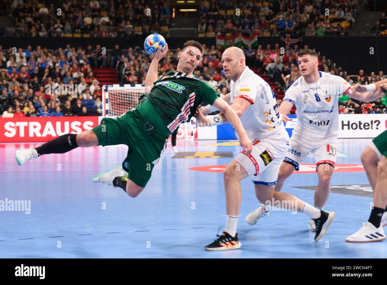 Munich, Allemagne. 16/01/2024, Egon Hanusz (77 Hongrie) lors du match de phase de groupes du Championnat d'Europe de handball 2024 entre l'Islande et la Hongrie à l'Olympiahalle à Munich, Allemagne. (Sven Beyrich/SPP) crédit : SPP Sport Press photo. /Alamy Live News Banque D'Images