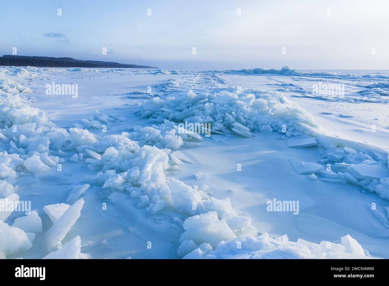 Paysage avec mer Baltique gelée sur une journée ensoleillée d'hiver. Bosses de glace couvertes de neige Banque D'Images