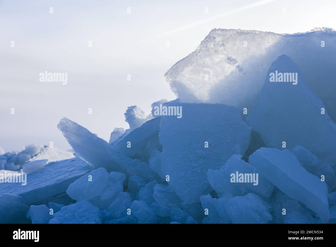 Des bourdonnements de glace sur la mer Baltique gelée un jour d'hiver, photo en gros plan Banque D'Images