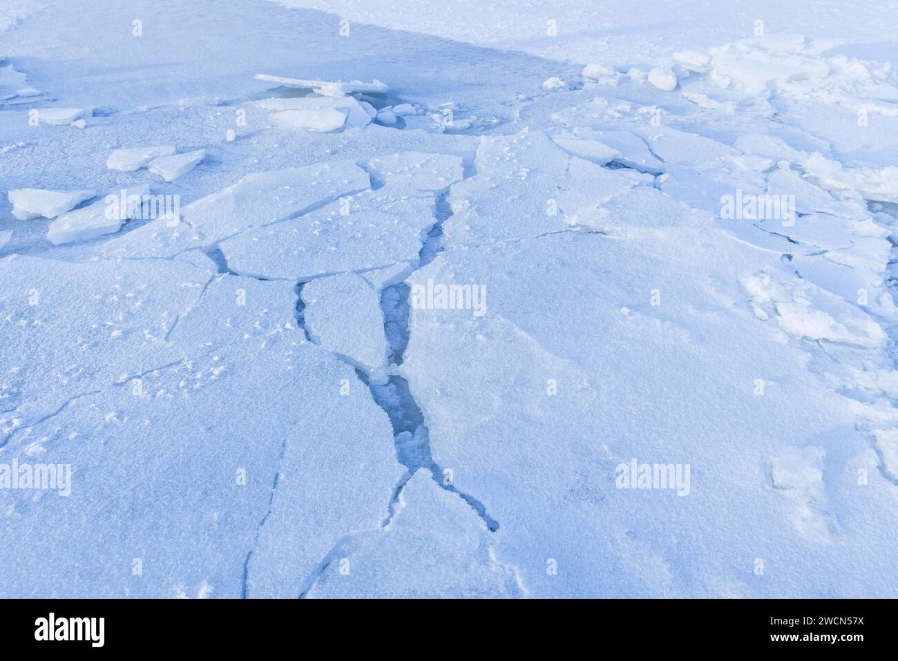 Bosses de glace couvertes de neige. Des fragments de glace brisés reposent sur la côte de la mer Baltique gelée un jour d'hiver Banque D'Images