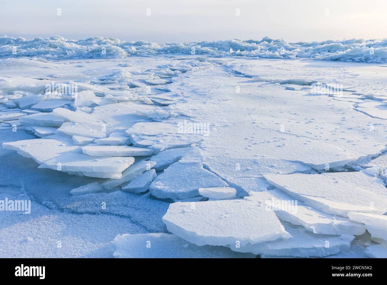 Des éclats de glace brisés reposent sur la côte de la mer Baltique un jour d'hiver. Des bosses de glace Banque D'Images