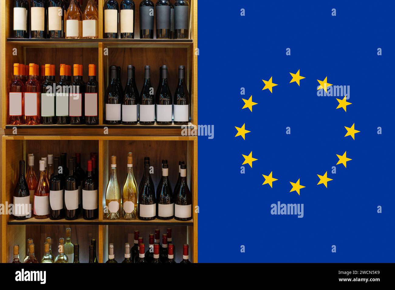 Boutique de vin et drapeau de l'UE. Bouteilles de vin sur étagère dans le magasin d'alcool en Europe. Banque D'Images