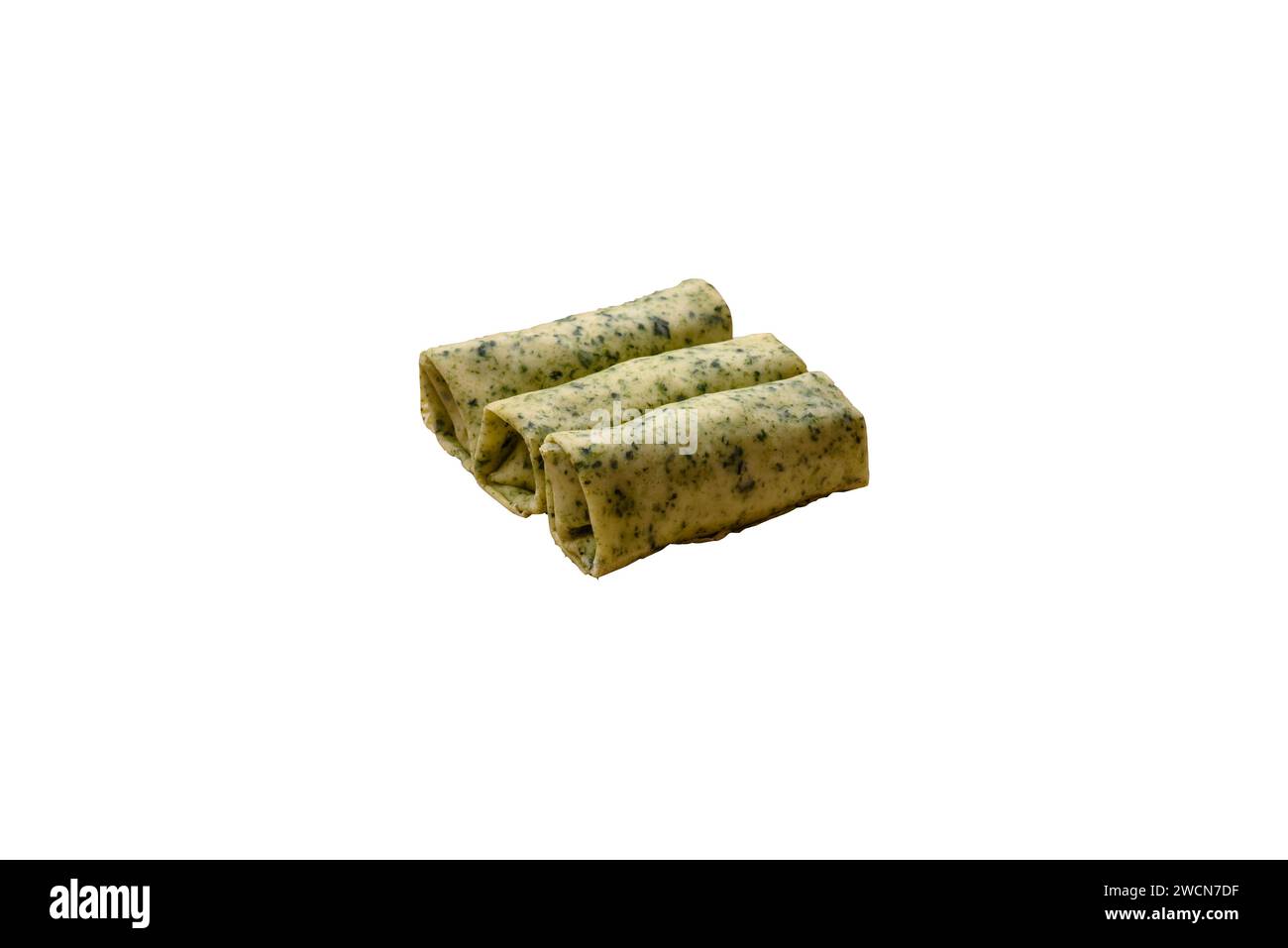 Délicieuses crêpes fraîches aux épinards, fromage à la crème, saumon, sel et épices sur fond de béton foncé Banque D'Images