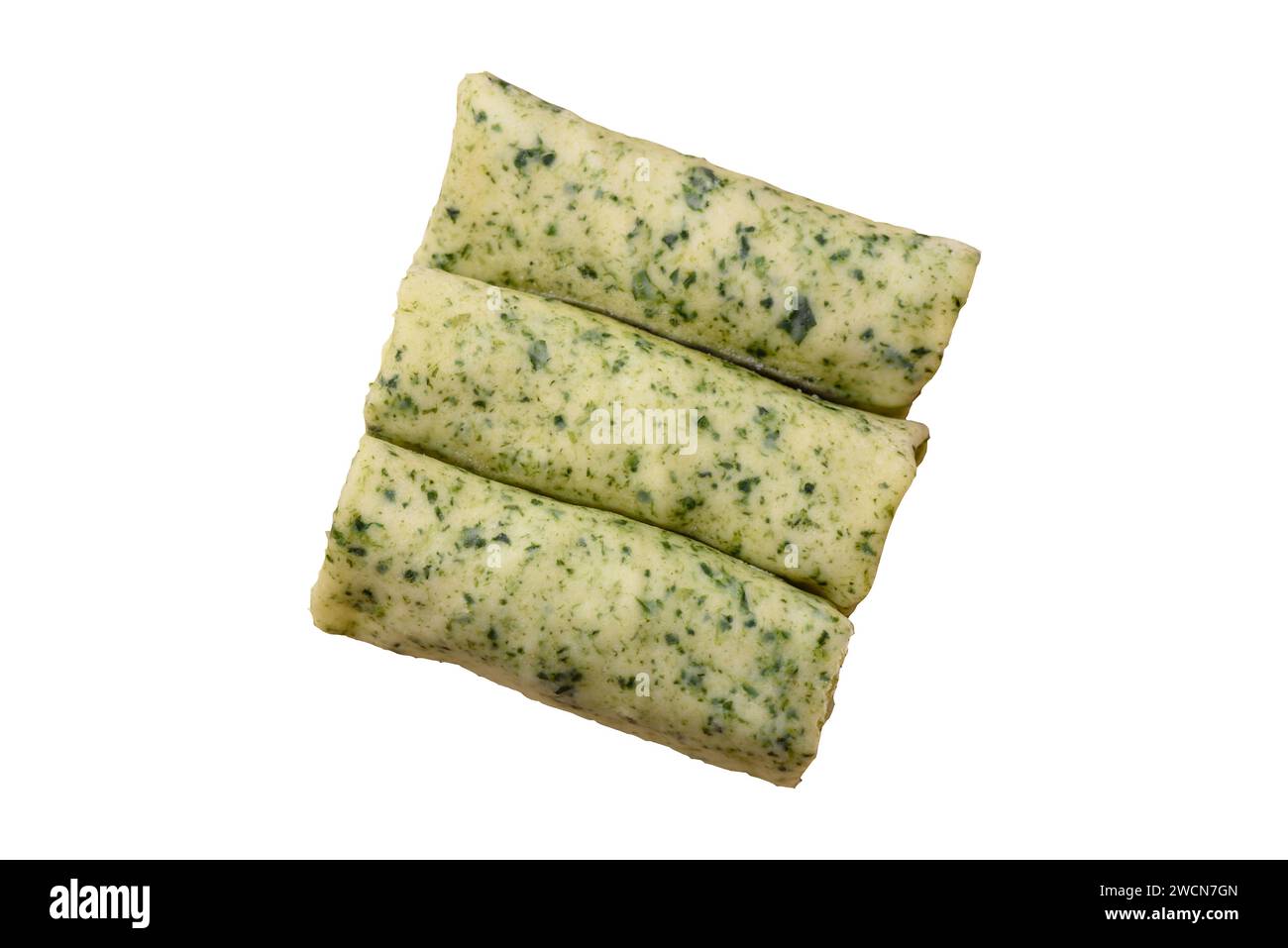 Délicieuses crêpes fraîches aux épinards, fromage à la crème, saumon, sel et épices sur fond de béton foncé Banque D'Images