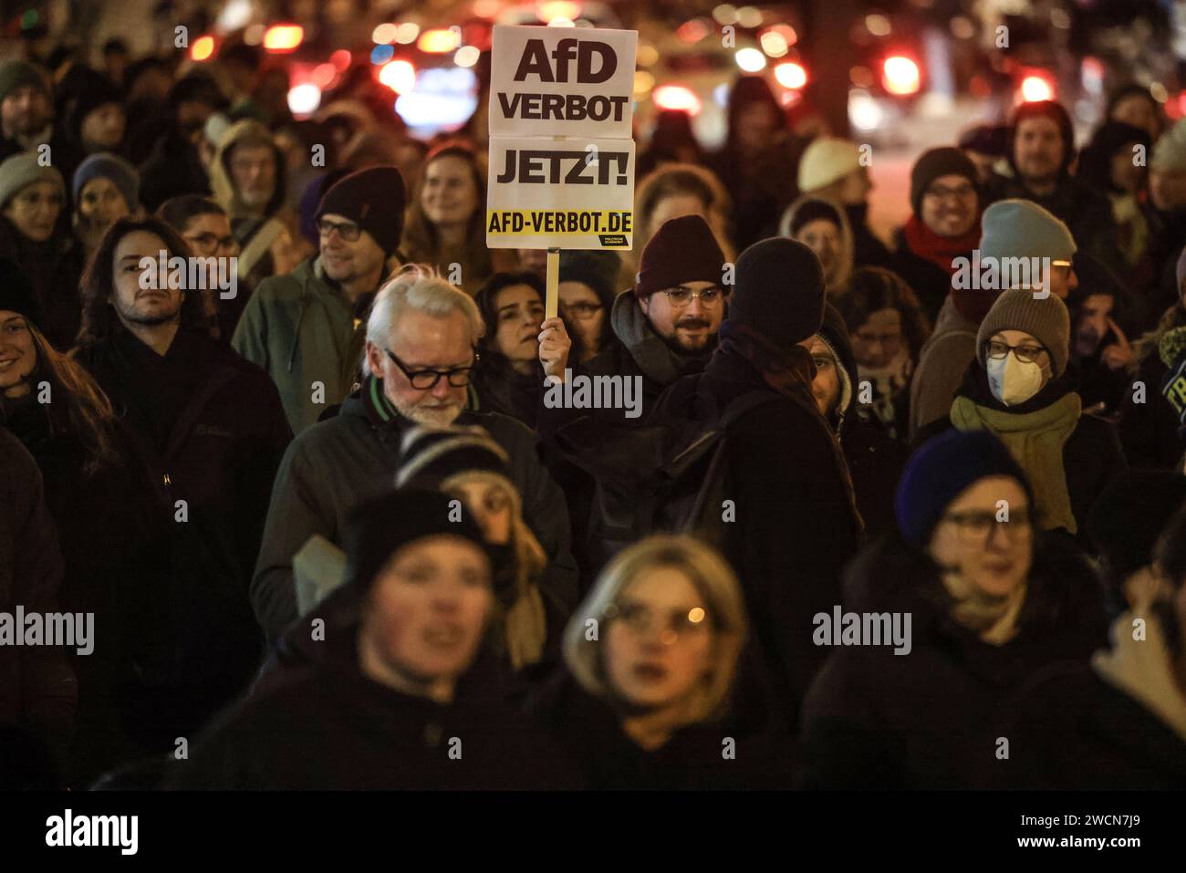 Cologne, Allemagne. 16 janvier 2024. Une femme porte une pancarte indiquant "AfD Ban Now!". De nombreuses personnes se sont rassemblées pour une manifestation de l'"Alliance contre le racisme" à Cologne. Crédit : Oliver Berg/dpa/Alamy Live News Banque D'Images