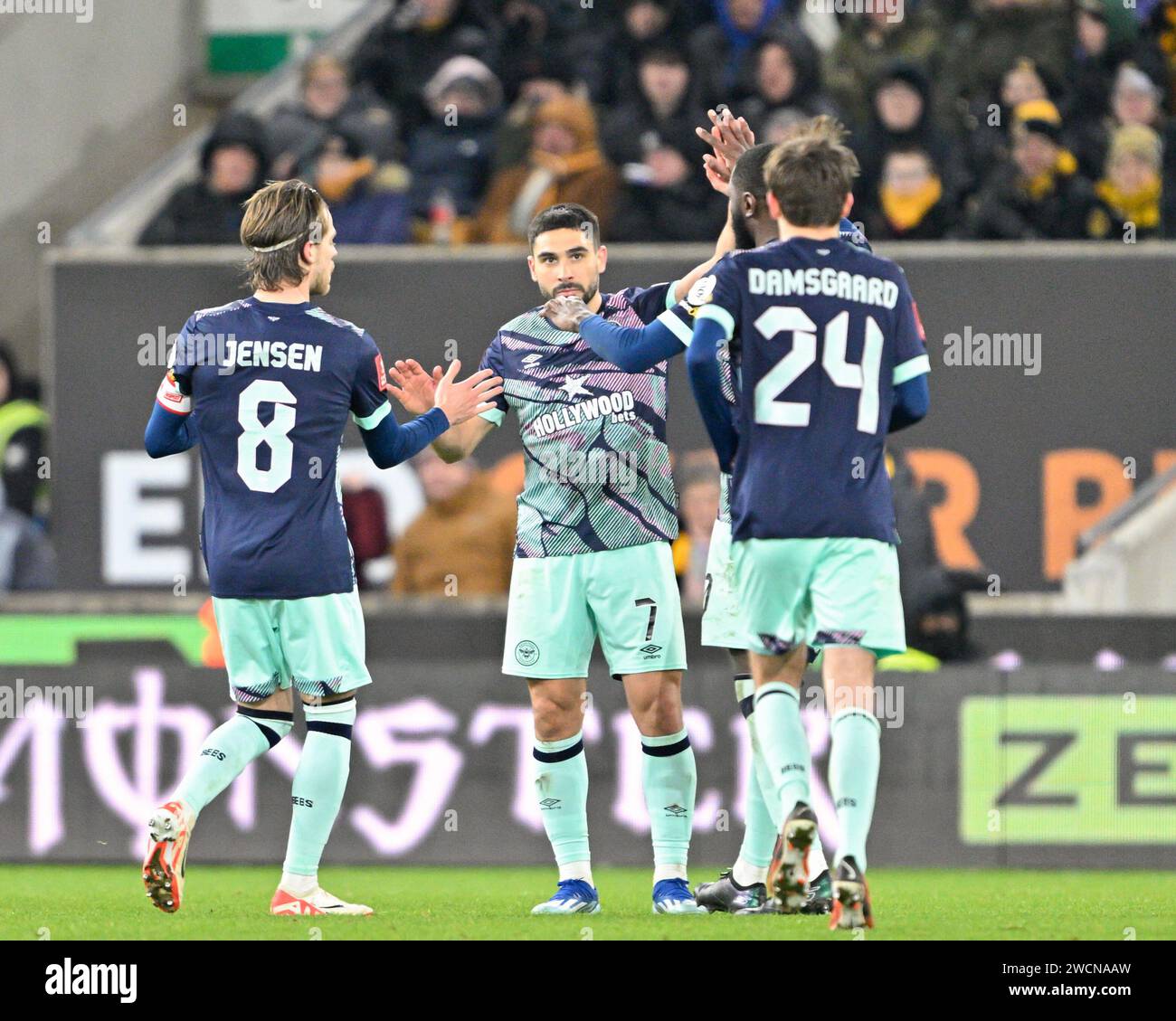 Wolverhampton, Royaume-Uni. 16 janvier 2024. Neal Maupay de Brentford célèbre son objectif de faire 1-2Rentford, lors du match de Replay de troisième tour de la FA Cup de l'Emirates Wolverhampton Wanderers vs Brentford à Molineux, Wolverhampton, Royaume-Uni, le 16 janvier 2024 (photo de Cody Froggatt/News Images) crédit : News Images LTD/Alamy Live News Banque D'Images