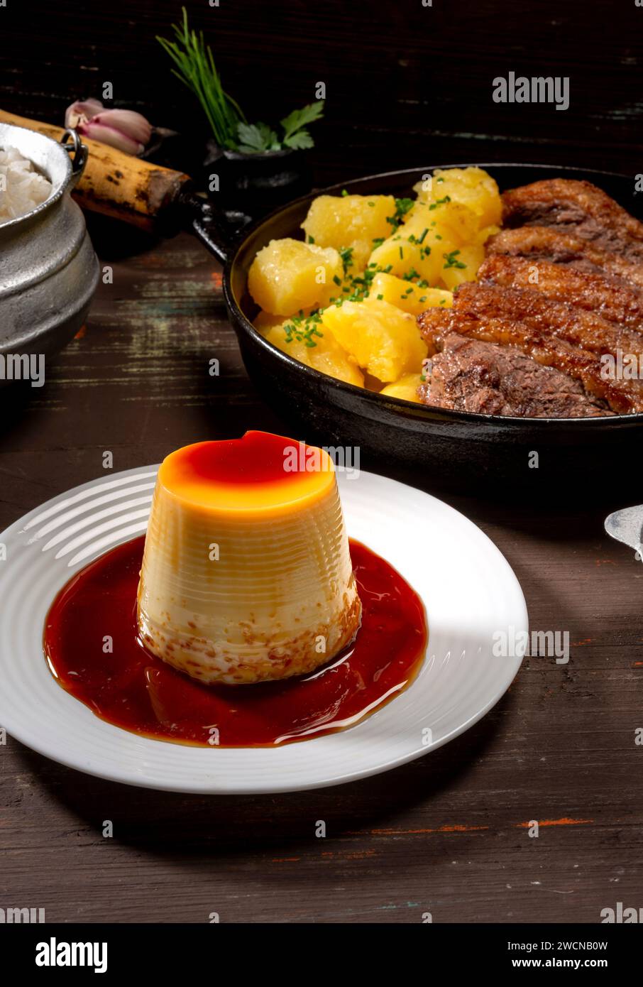 steak croustillant avec manioc frit, pudding et sauce sur table en bois, cuisine brésilienne typique Banque D'Images