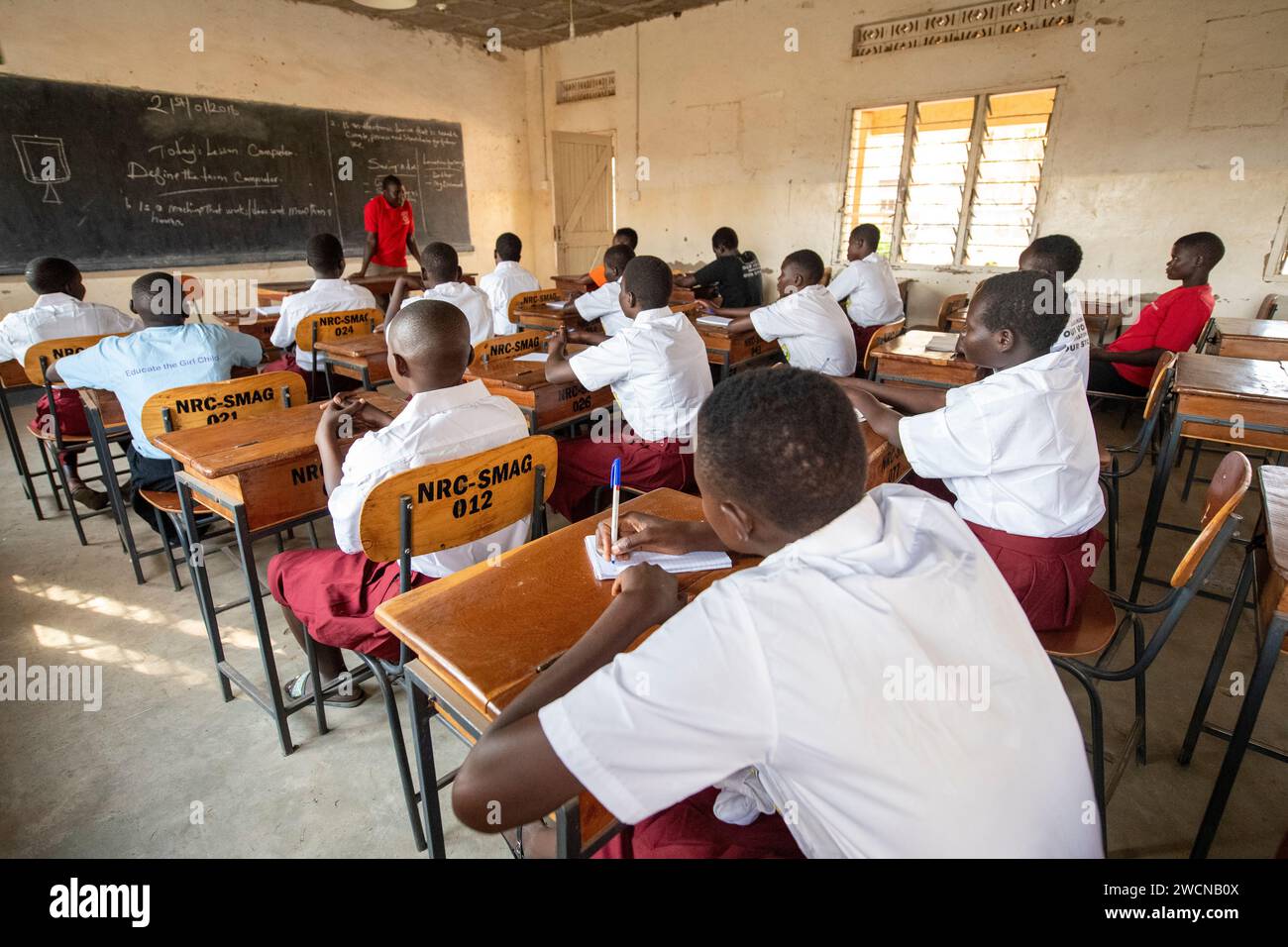 Ouganda. Les élèves apprennent dans une petite salle de classe. Usage éditorial uniquement. Banque D'Images