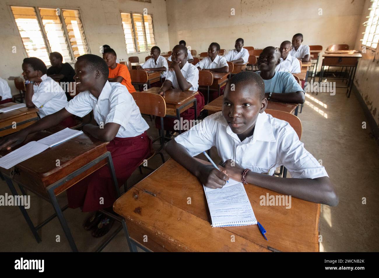 Ouganda. Les élèves apprennent dans une petite salle de classe. Usage éditorial uniquement. Banque D'Images