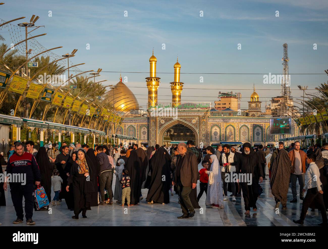 Pèlerins au sanctuaire d'al-Abbas, Karbala, Irak Banque D'Images