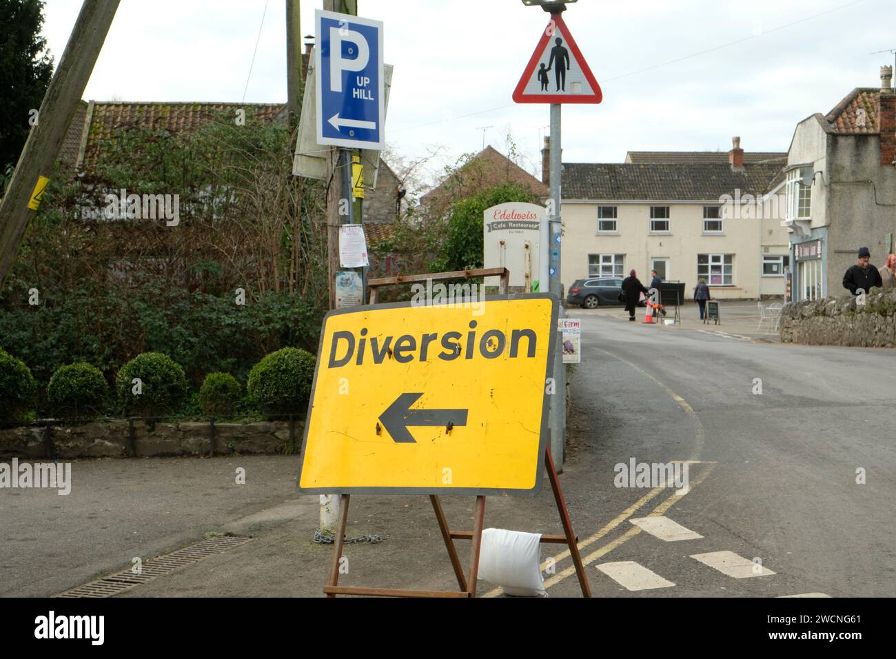 Janvier 2024 - panneaux de diversion temporaires à Cheddar, Somerset, Angleterre, Royaume-Uni. Banque D'Images