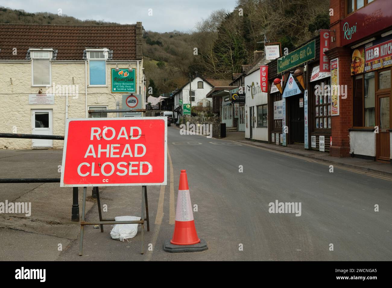 Janvier 2024 - panneaux routiers temporaires à Cheddar, Somerset, Angleterre, Royaume-Uni. Banque D'Images