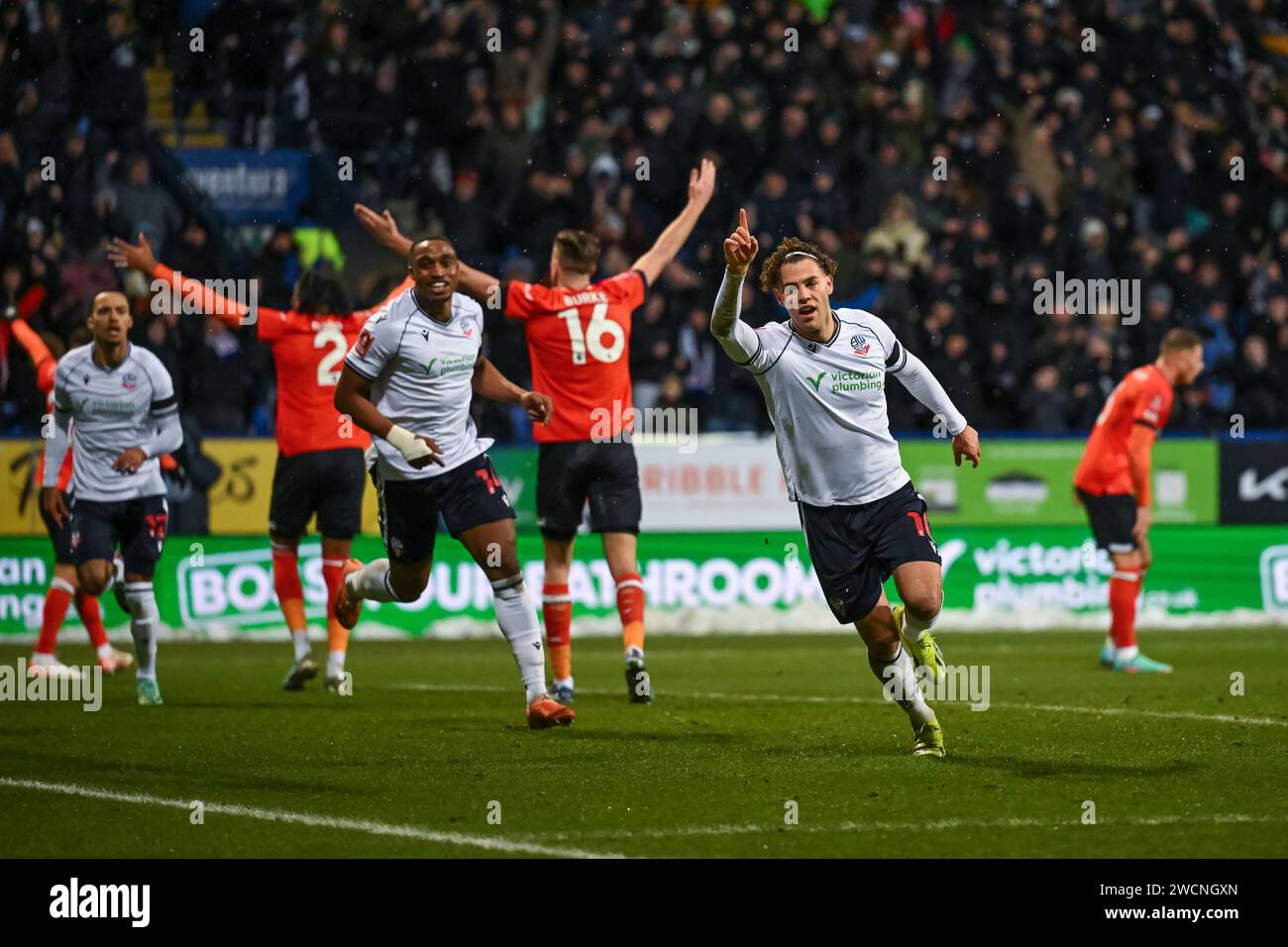 Dion Charles de Bolton Wanderers célèbre son but, mais est exclu pour un match de non-but lors de l'Emirates FA Cup Third Round Replay Match Bolton Wanderers vs Luton Town au Toughsheet Community Stadium, Bolton, Royaume-Uni, le 16 janvier 2024 (photo de Craig Thomas/News Images) Banque D'Images