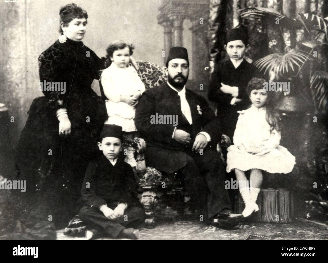 La princesse Emina Ilhamy (extrême gauche) avec son mari et ses enfants, le khédive Tawfiq Pacha d'Égypte (1852-1892) assis sur un fauteuil et entouré de sa femme et de ses enfants. Sur la gauche se trouve sa femme, la princesse Amina Elhami (1858-1931). À côté d'elle se trouvent la princesse Nimet (1882-1965) et le prince Abbas Hilmi (1874-1944), assis sur le sol. Sur le côté droit de la photo, on peut voir le prince Muhammad Ali (1875-1955) et la princesse Khadiga (1880-1951). Banque D'Images