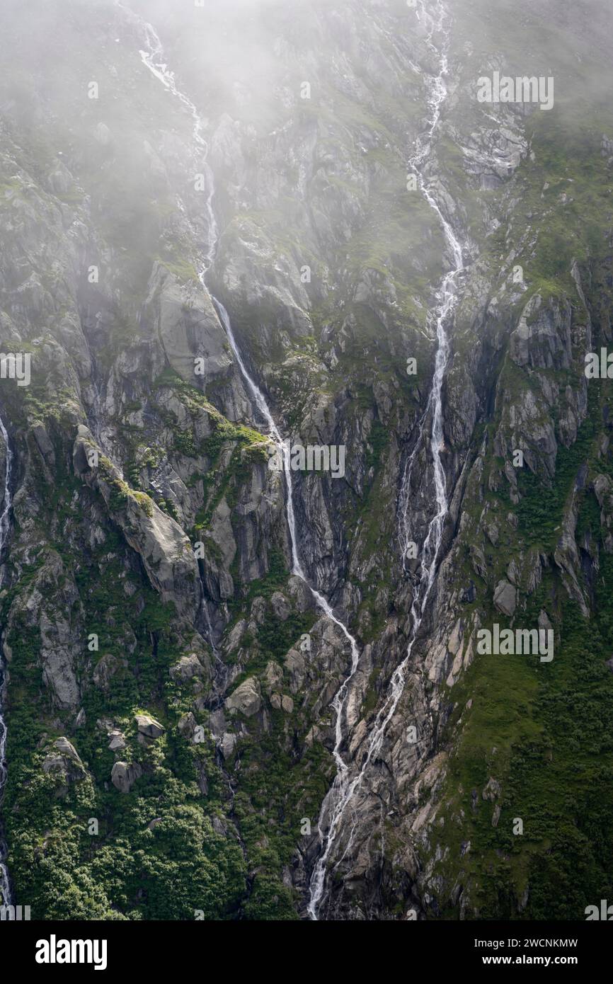 Paysage de montagne nuageux, ruisseaux de montagne comme cascades sur une pente de montagne, Furtschaglhaus, Berliner Hoehenweg, Zillertal, Tyrol, Autriche Banque D'Images