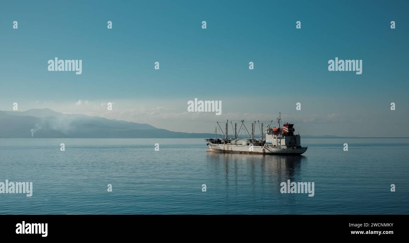 Grand navire de pêche commerciale en mer. Grand bateau de pêche dans la mer sur la côte de l'Albanie. Bateau de pêche en mer, Banque D'Images