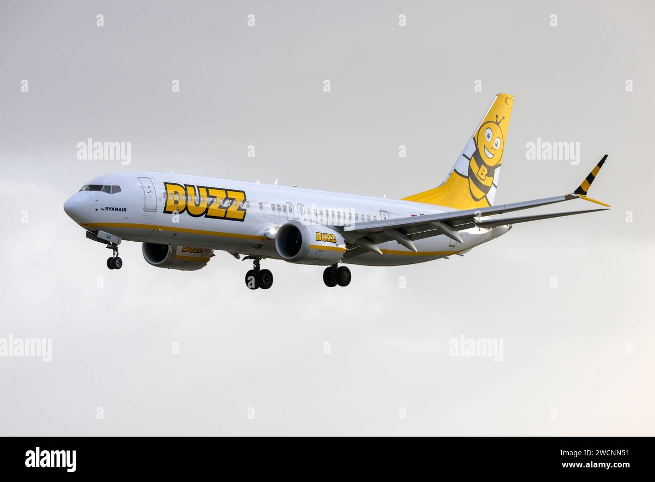 Buzz (Ryanair) Boeing 737-8 MAX 200 (REG : SP-RZG) en finale piste 31. Banque D'Images