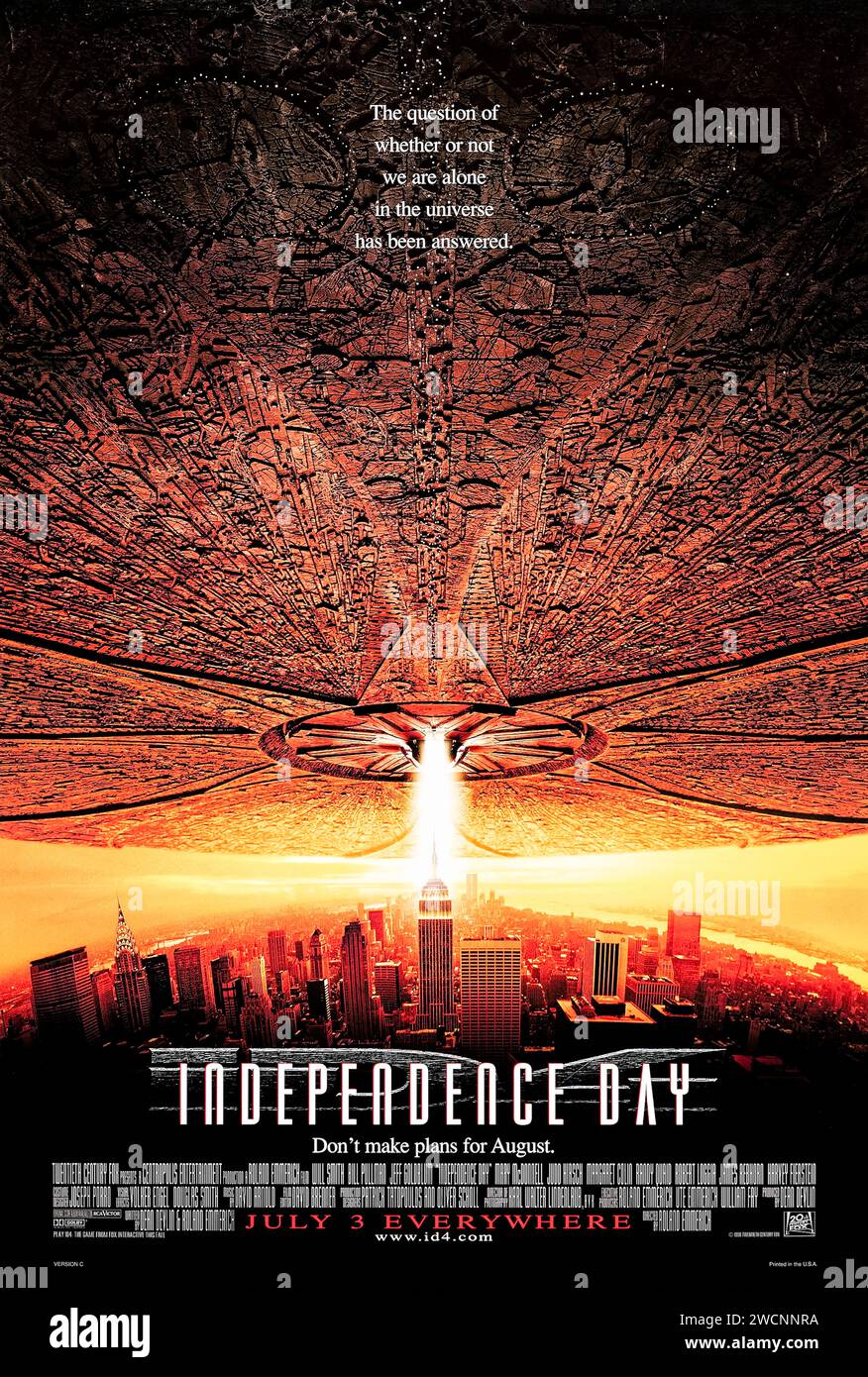 Independence Day (1996) réalisé par Roland Emmerich et mettant en vedette Will Smith, Bill Pullman et Jeff Goldblum. Les extraterrestres arrivent et leur but est d'envahir et de détruire la Terre. Combattant la technologie supérieure, la meilleure arme de l'humanité est la volonté de survivre. Photographie d'une affiche originale d'une feuille US de 1996. ***USAGE ÉDITORIAL SEULEMENT*** crédit : BFA / 20th Century Fox Banque D'Images