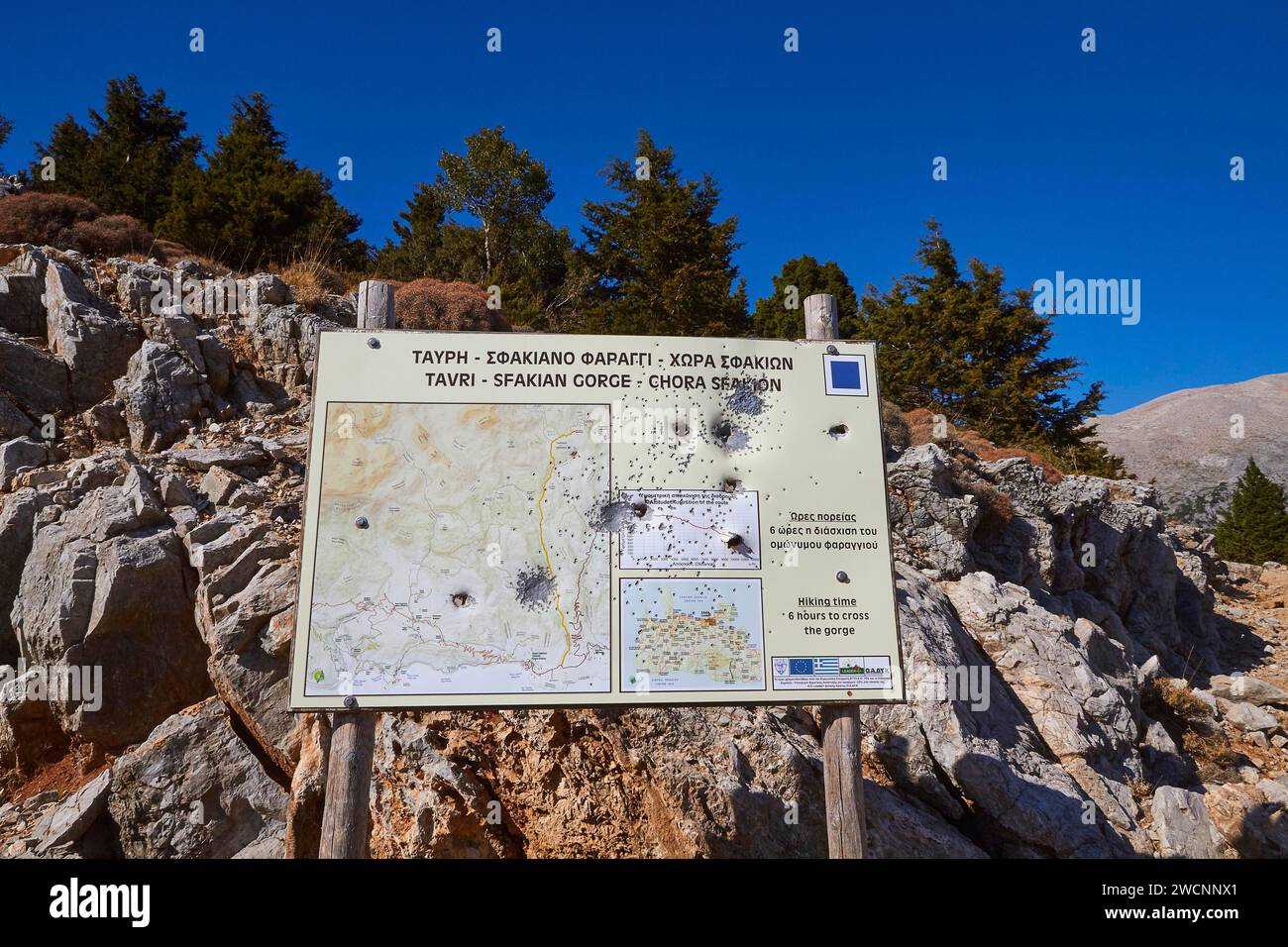 Niatos plateau, carte d'information sur un panneau dans un paysage montagneux par la lumière du jour, près d'Askifou, Sfakia, Crète occidentale, Crète, Grèce Banque D'Images