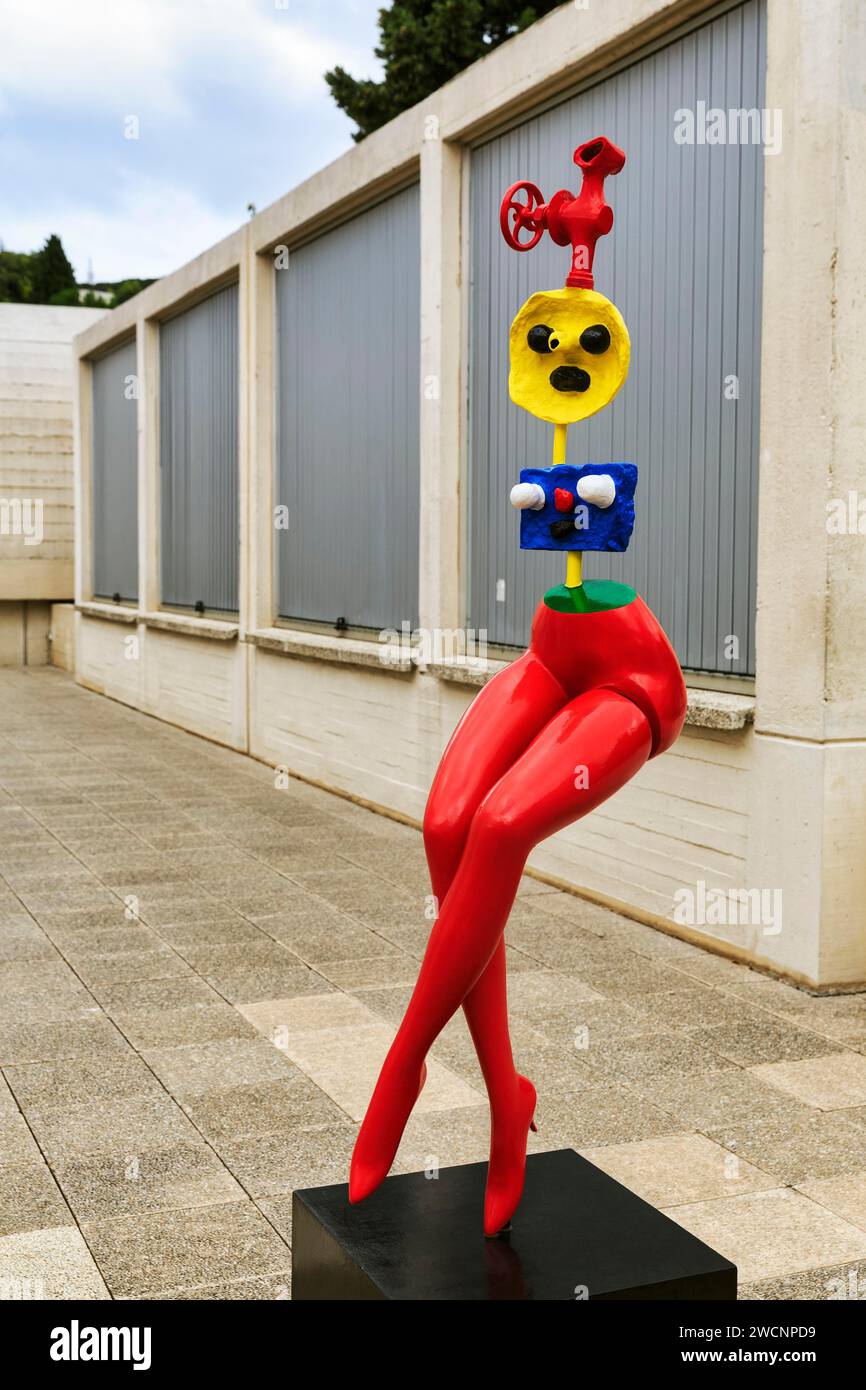 Statue colorée sur la terrasse du toit, Musée Fundacio Joan Miro, Joan Miro, CEAC, Montjuic, Barcelone, Espagne Banque D'Images