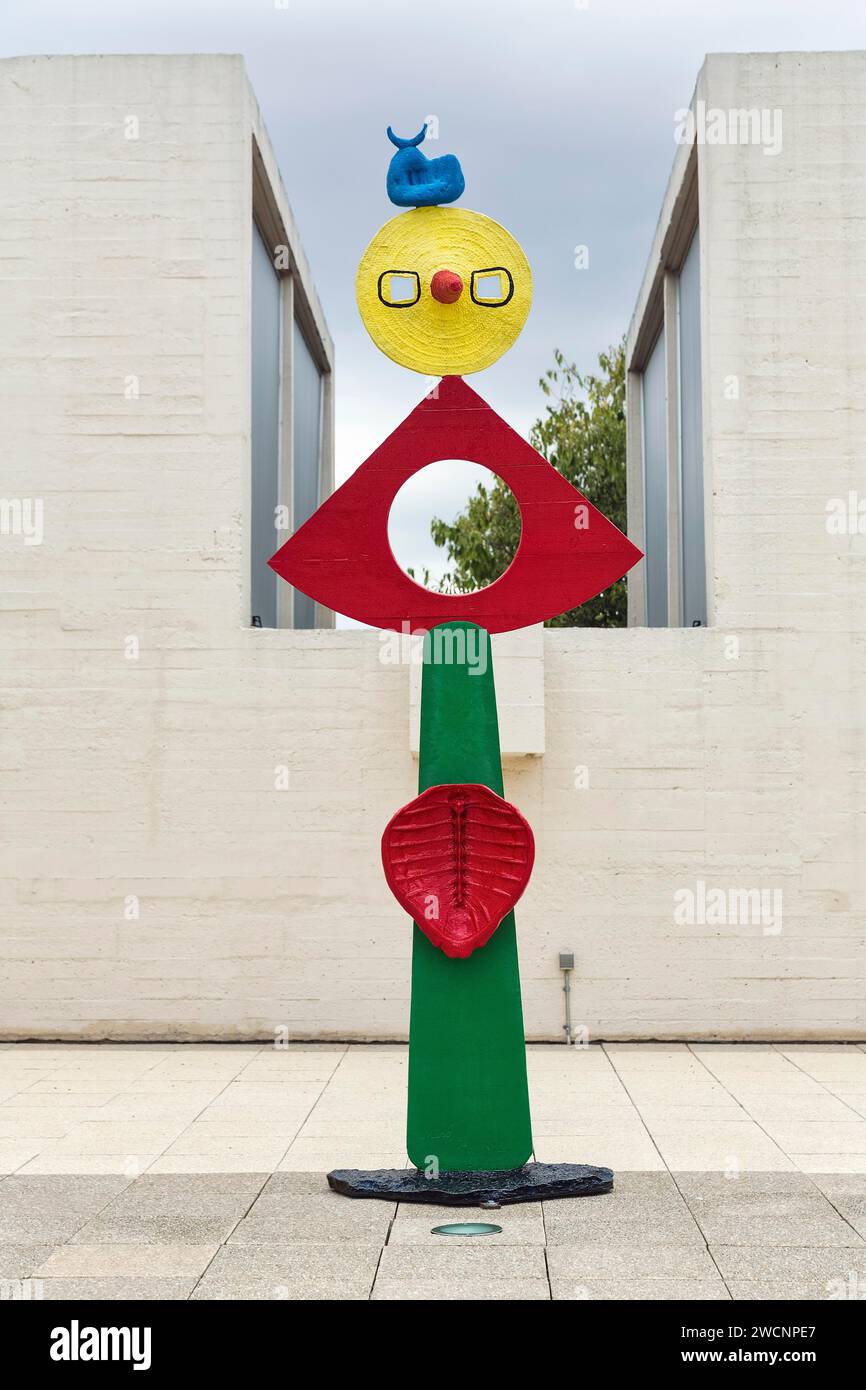 Statue en bronze peinte en couleur dans le Fundacio Joan Miro, Joan Miro, la Caricia d'un ocell, CEAC, Montjuic, Barcelone, Espagne Banque D'Images