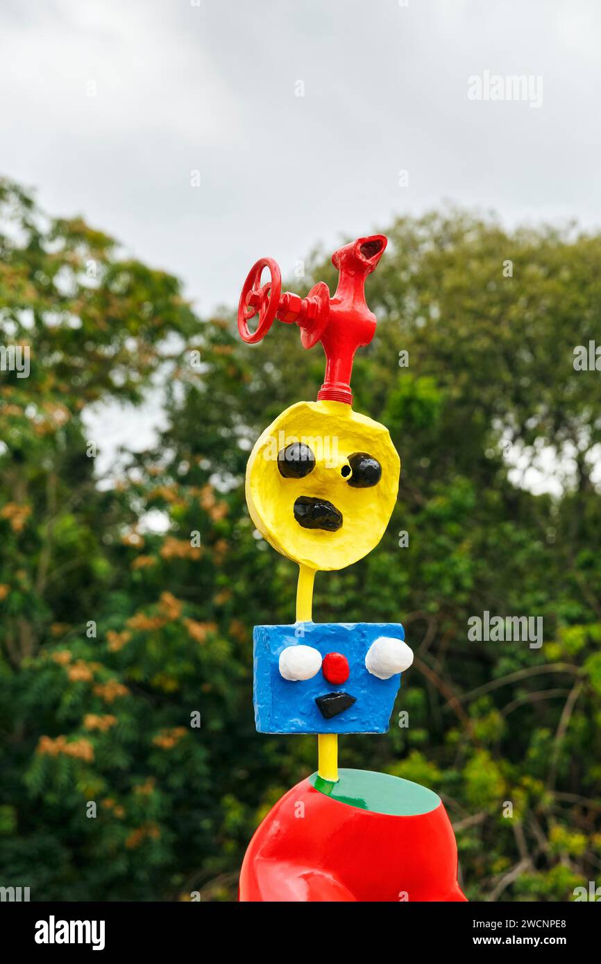 Statue colorée sur la terrasse du toit, détail, Musée Fundacio Joan Miro, Joan Miro, CEAC, Montjuic, Barcelone, Espagne Banque D'Images