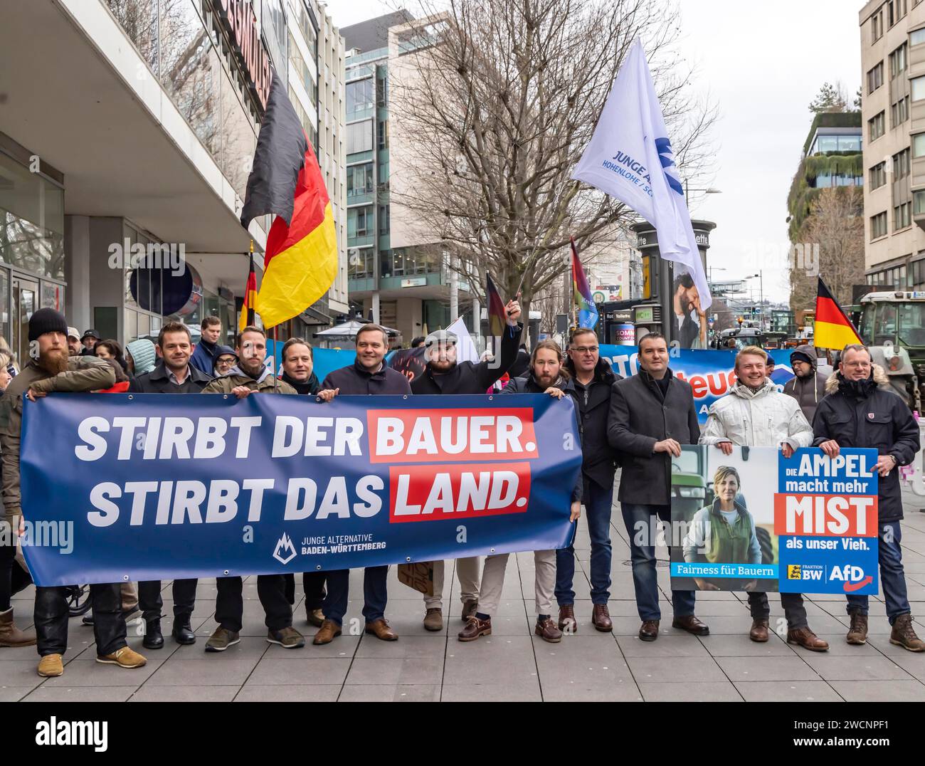 Manifestations des agriculteurs en Allemagne. Les agriculteurs protestent avec des tracteurs et des banderoles contre les augmentations de taxes par le gouvernement des feux de circulation, l'alternative AfD Banque D'Images