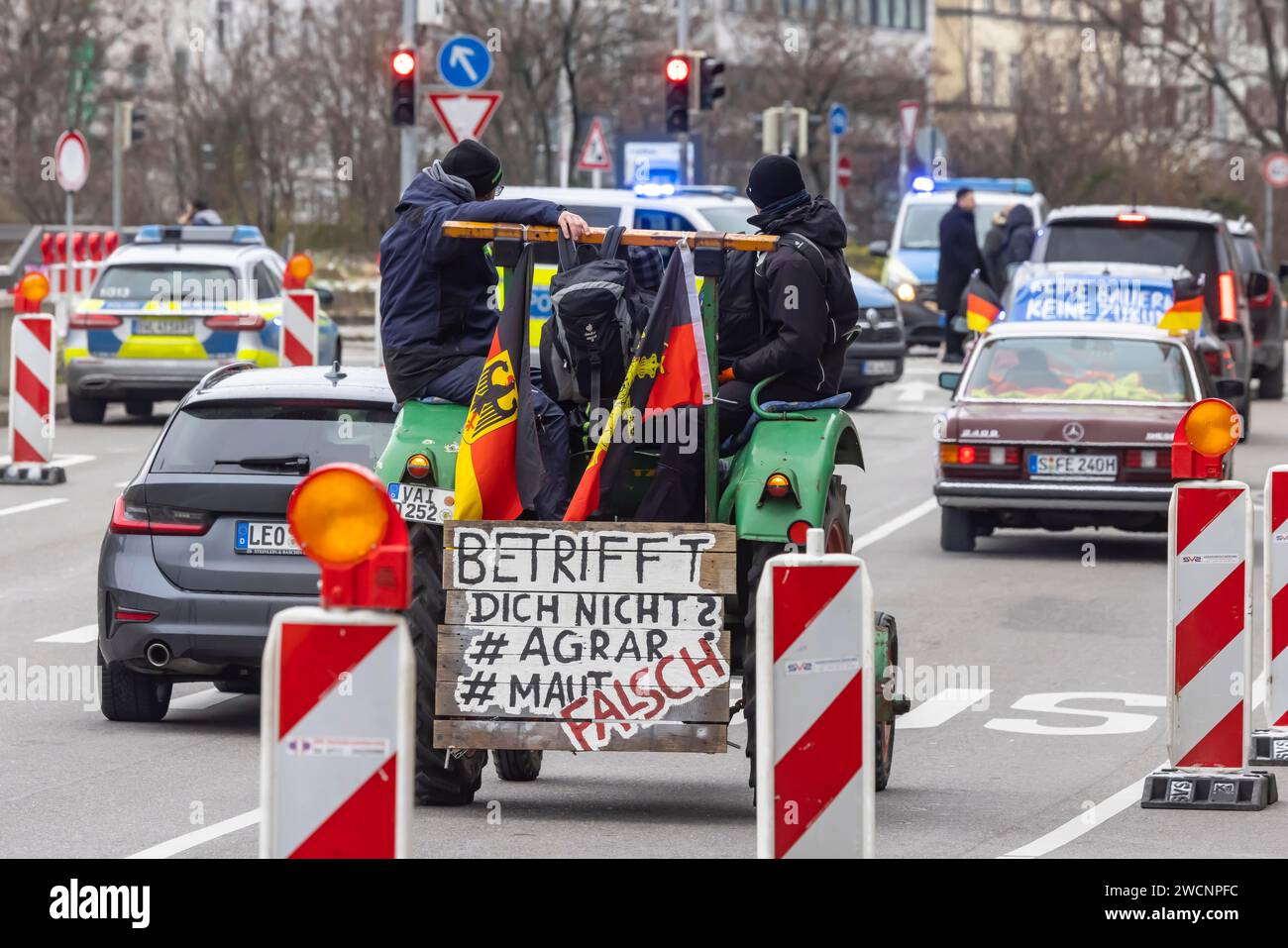 Manifestations des agriculteurs en Allemagne. Les agriculteurs protestent avec des tracteurs et des banderoles contre les augmentations de taxes par le gouvernement des feux de circulation, Stuttgart Banque D'Images