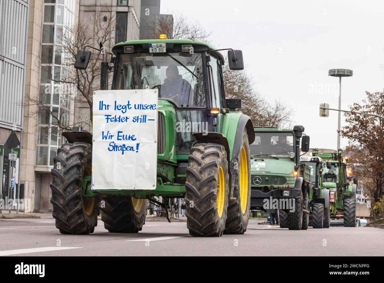 Manifestations des agriculteurs en Allemagne. Les agriculteurs protestent avec des tracteurs et des banderoles contre les augmentations de taxes par le gouvernement des feux de circulation, Stuttgart Banque D'Images