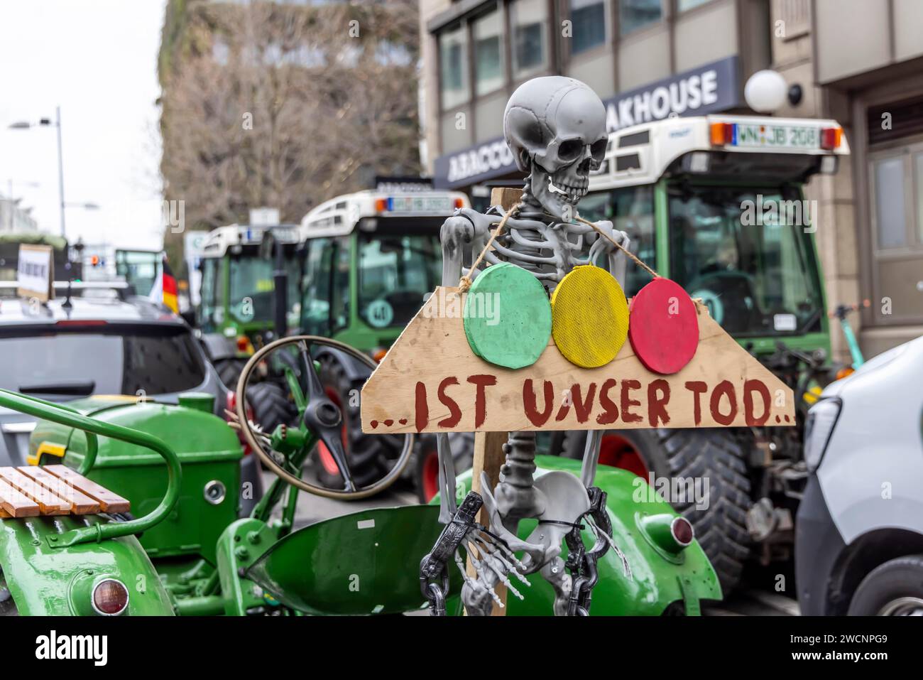 Manifestations des agriculteurs en Allemagne. Les agriculteurs protestent avec des tracteurs et des banderoles contre les augmentations de taxes par le gouvernement des feux de circulation, Stuttgart Banque D'Images