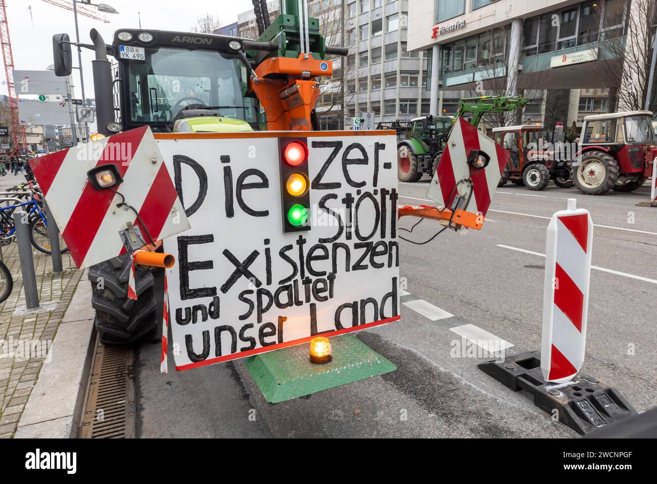 Manifestations des agriculteurs en Allemagne. Les agriculteurs protestent avec des tracteurs et des banderoles contre les augmentations de taxes par le gouvernement des feux de circulation, Stuttgart Banque D'Images