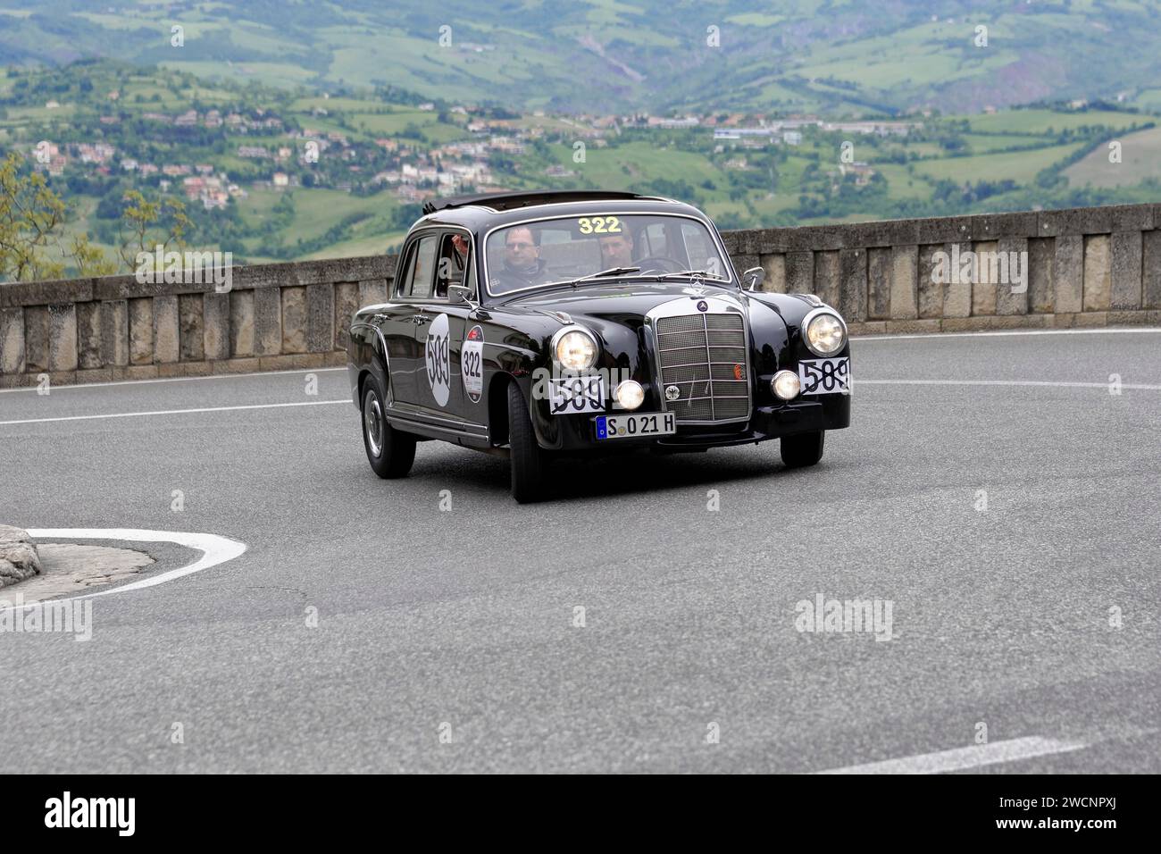 Mille Miglia 2014 ou 1000 Miglia, n ° 322, Mercedes-Benz 220a, construit en 1955, course de voitures classiques, Saint-Marin, Italie Banque D'Images